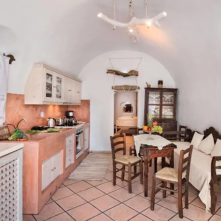 Kokos Traditional Apartment Emporio (Santorini)