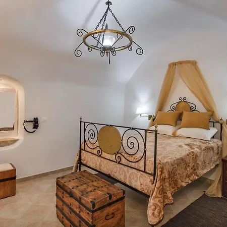 Kokos Traditional * Emporio (Santorini)