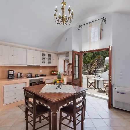 Kokos Traditional * Emporio (Santorini)