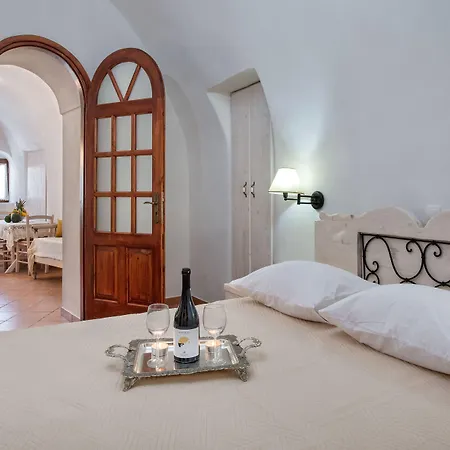 Апартаменты Kokos Traditional Emporio (Santorini)