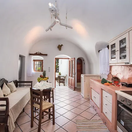 Kokos Traditional Апартаменты Emporio (Santorini)